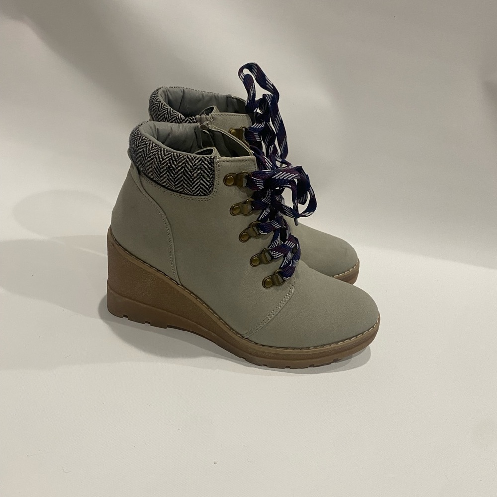 Maurices Penny Wedge Ankle Boot Women's Sz 9 Gray Suede Lace Up - Picture 3 of 7
